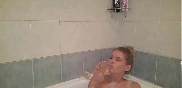  I filmed my GF while masturbating in the bathtub